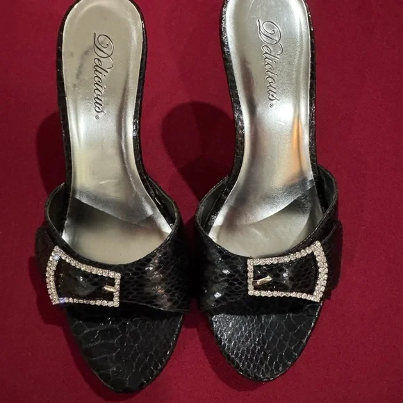 Delicious Vintage Black Mules with Rhinestone Buckle - Picture 2 of 7